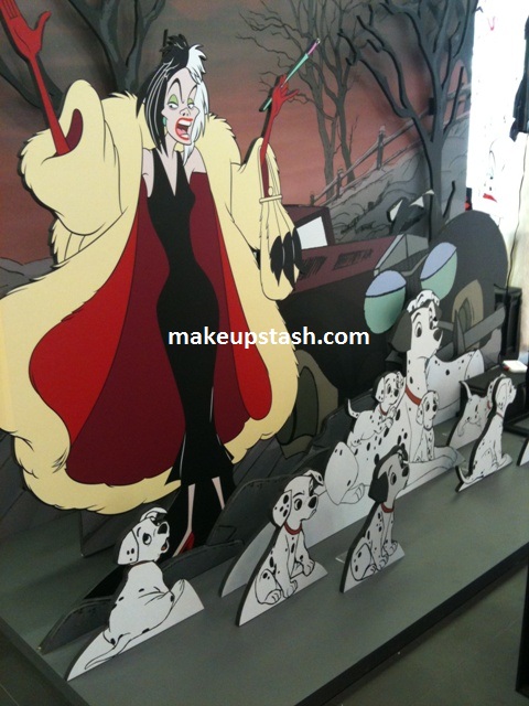 cruella deville makeup. a Cruella de Vil backdrop,