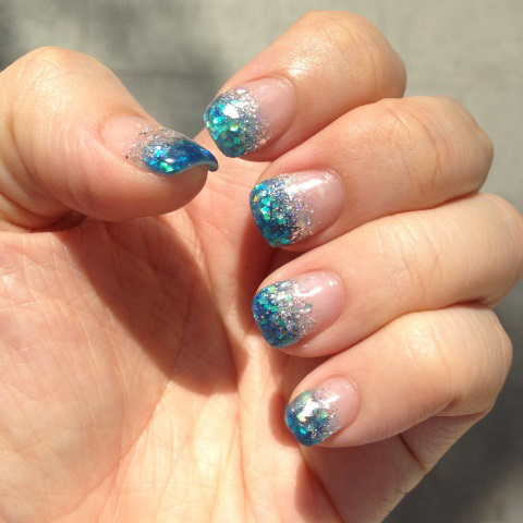 Teal-Silver Sparkle Gradient Gel Mani in Sunlight